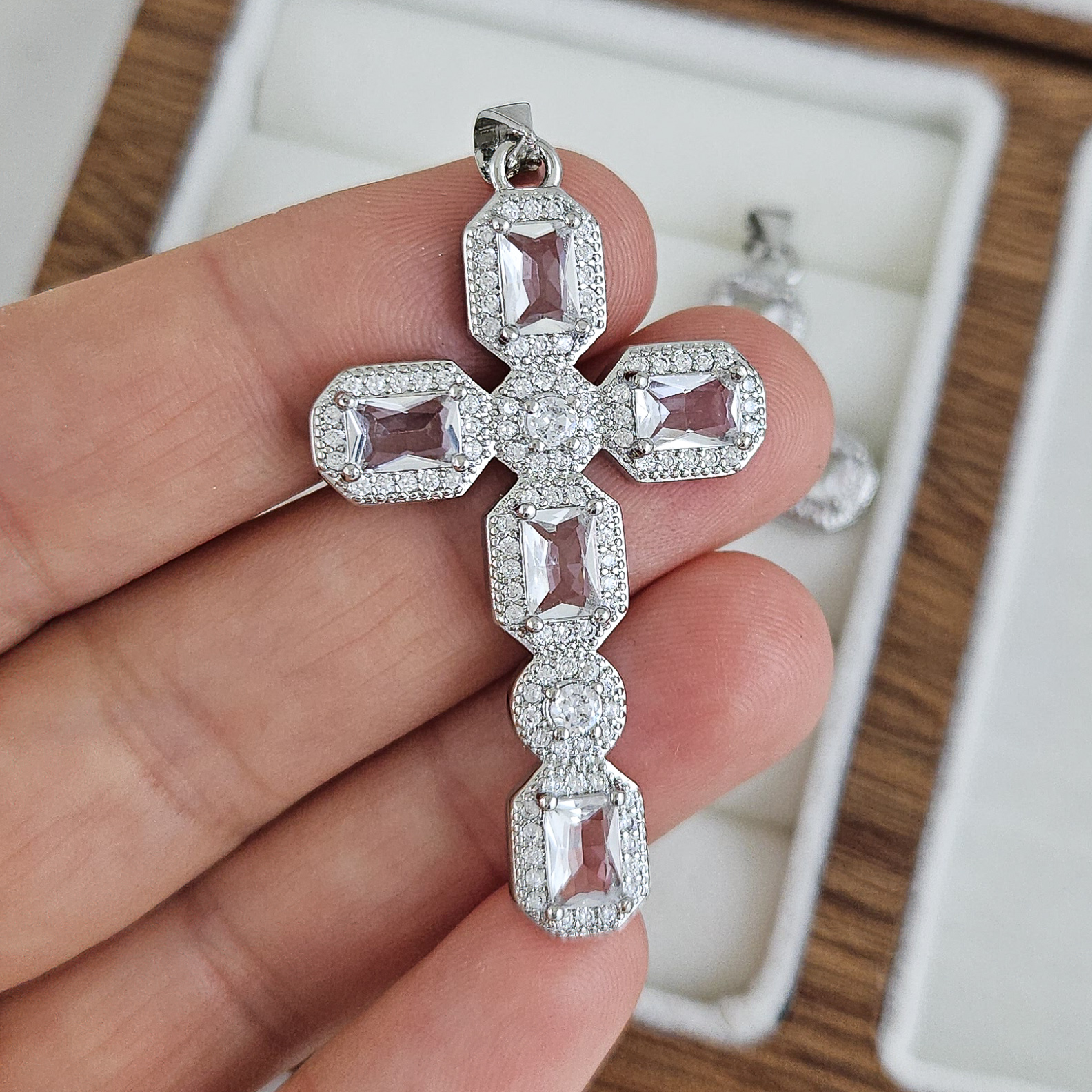 Подвеска Крест с фианитами 45.7х26.2 мм родиевое покрытие, прозрачный (9507-ПРОЗР) купить с доставкой по России | Интернет-магазин Viva Beads