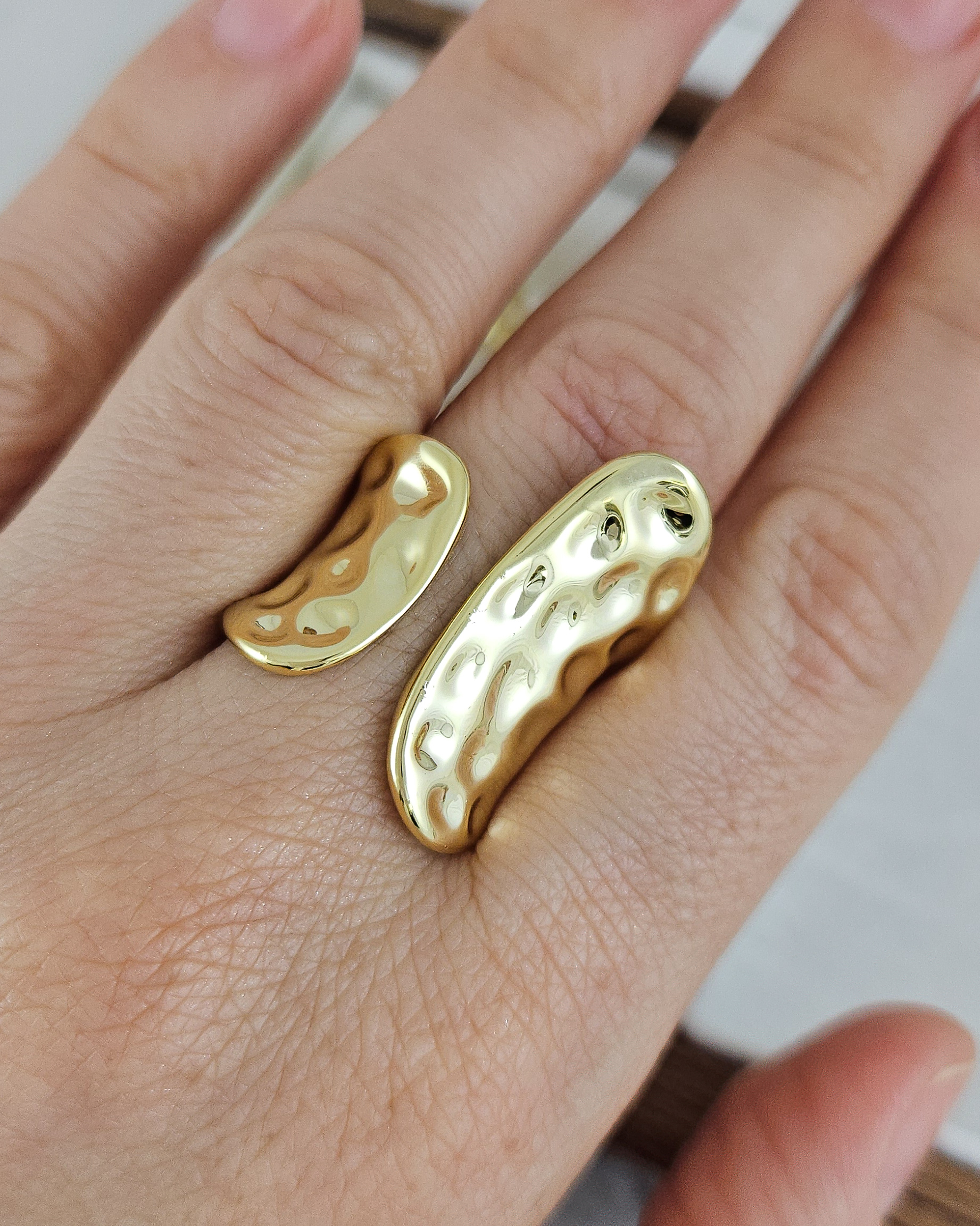 Кольцо Объемное с эффектом мятого металла свободного размера с позолотой 14К (10236-З) купить с доставкой по России | Интернет-магазин Viva Beads