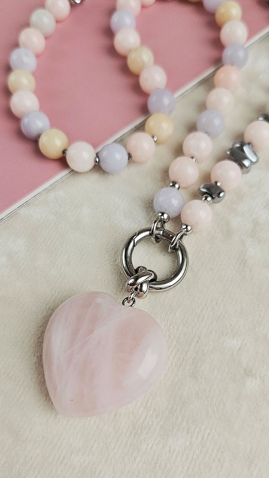 Облако — набор для создания колье из пастельных камней и гематита с подвеской из розового кварца (НАБОР-75) купить с доставкой по России | Интернет-магазин Viva Beads