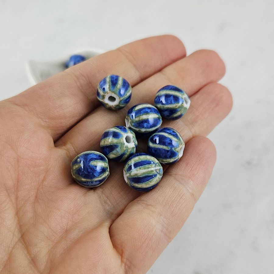 1 шт. Бусина керамическая 10-11 мм синяя с зелеными полосками (9795-ЗЕЛ) купить с доставкой по России | Интернет-магазин Viva Beads