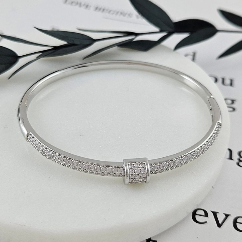 Браслет жесткий 65х55х4 мм с фианитами, родиевое покрытие (10037-Р) купить с доставкой по России | Интернет-магазин Viva Beads