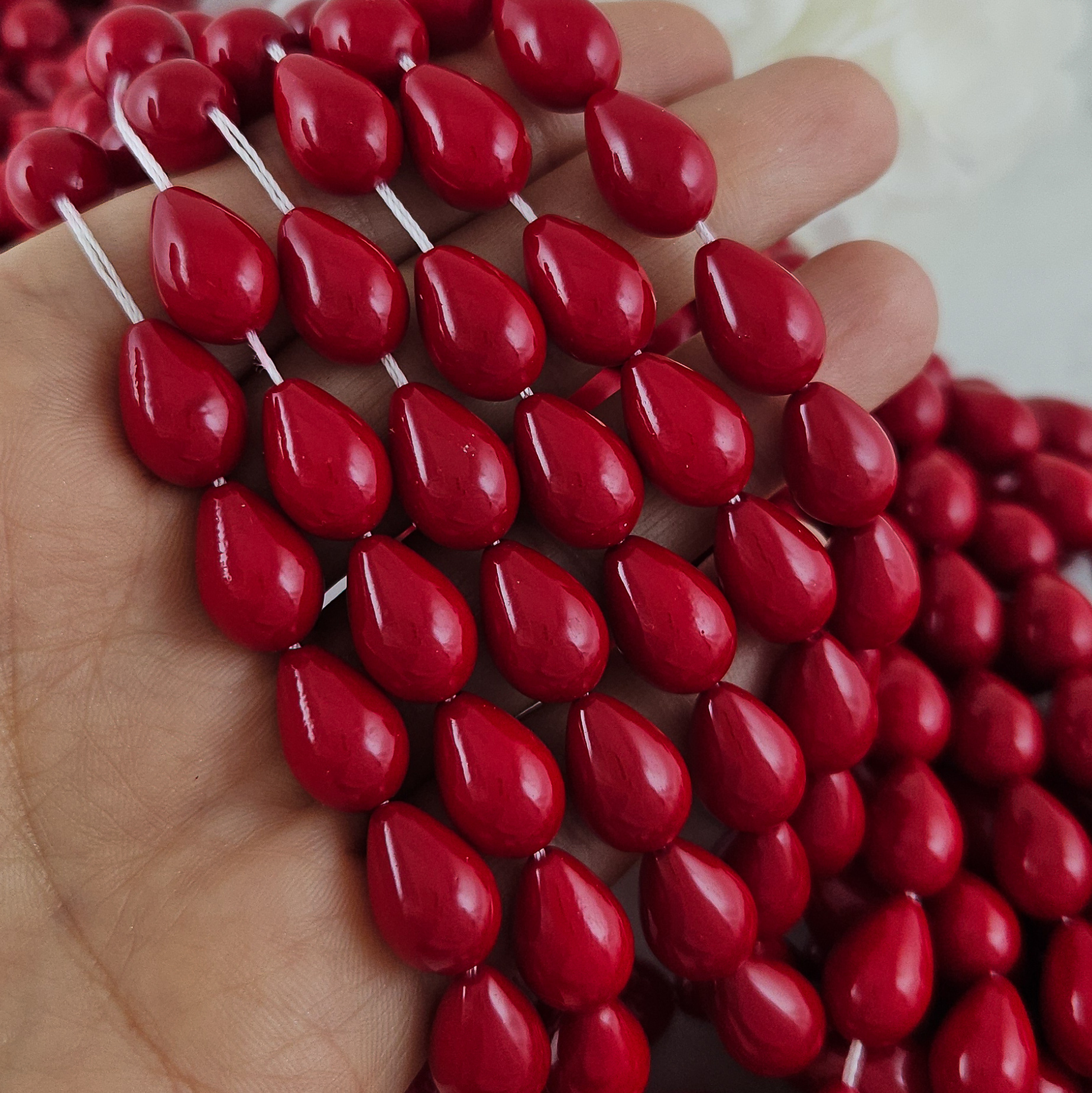 Нить 40 см Жемчуг майорка ок. 9х13 мм бусина гладкая капля, красный (9742-КРАС) купить с доставкой по России | Интернет-магазин Viva Beads