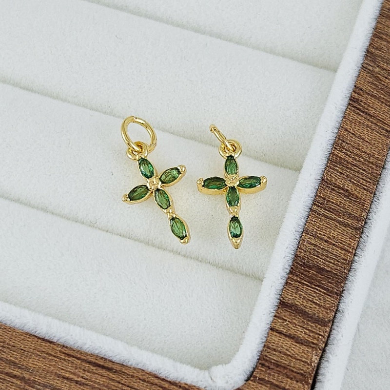 Подвеска Крест 13.5х8 мм с зелеными фианитами, позолота 14К (7512-ЗЗ) купить с доставкой по России | Интернет-магазин Viva Beads