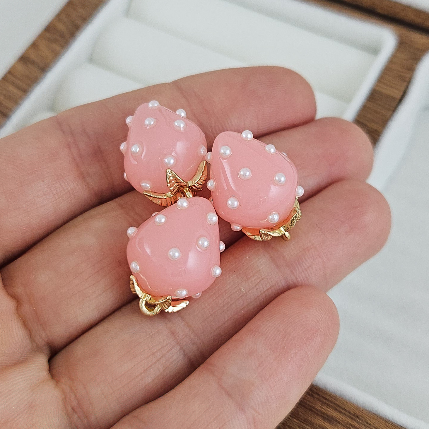 Подвеска Клубника 18.7х13.7мм акрил, розовый, позолота 14К (10228-З-РОЗ) купить с доставкой по России | Интернет-магазин Viva Beads