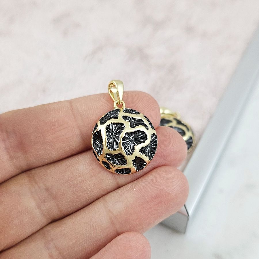 Подвеска круглая объемная 20.5х18.2 мм с черной эмалью, позолота 14К (10187-З) купить с доставкой по России | Интернет-магазин Viva Beads