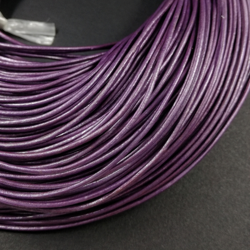 Шнур кожаный 1,5 мм ПЕРЛАМУТРОВЫЙ фиолетовый (2990-Ф)