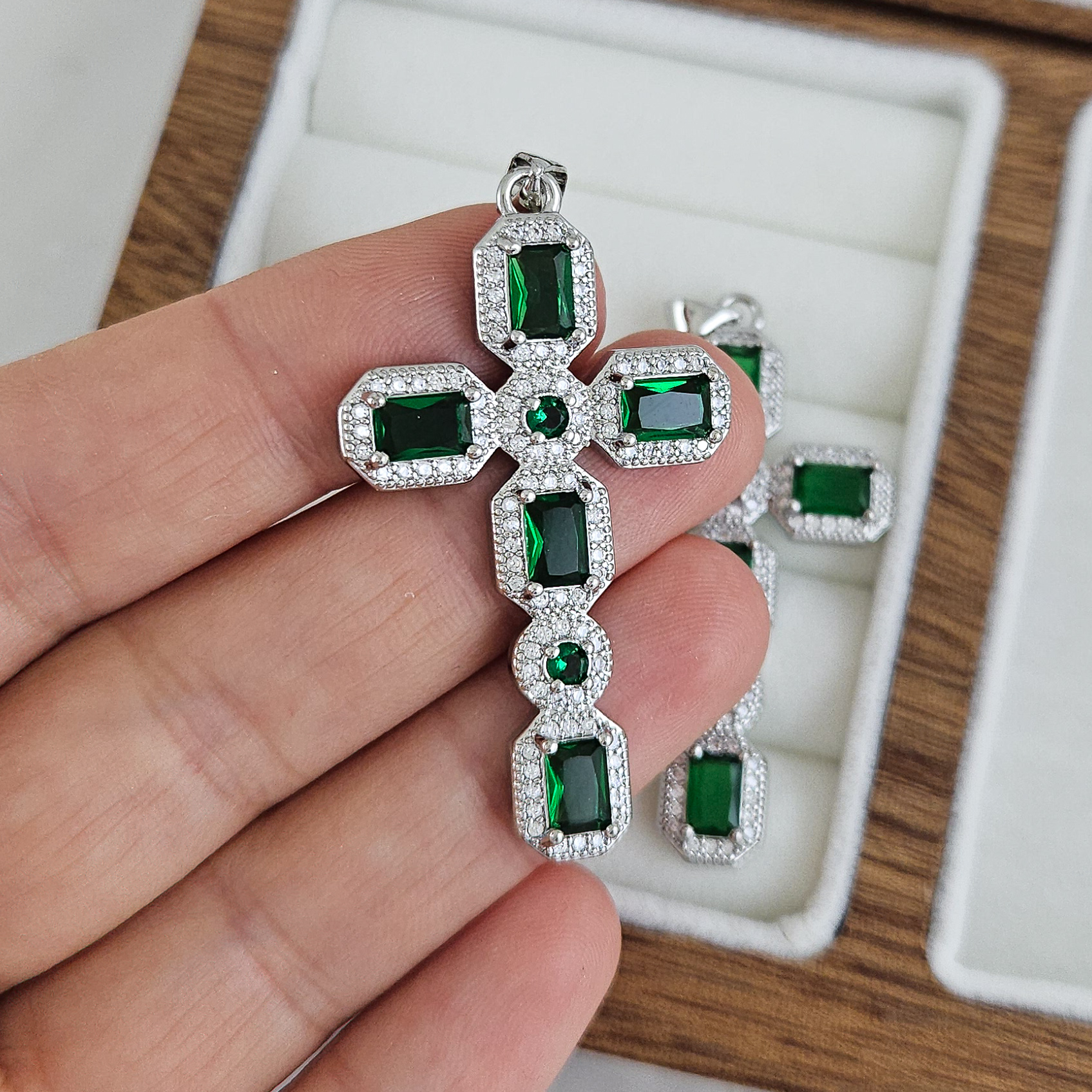 Подвеска Крест с фианитами 45.7х26.2 мм родиевое покрытие, изумрудный (9507-ИЗР) купить с доставкой по России | Интернет-магазин Viva Beads