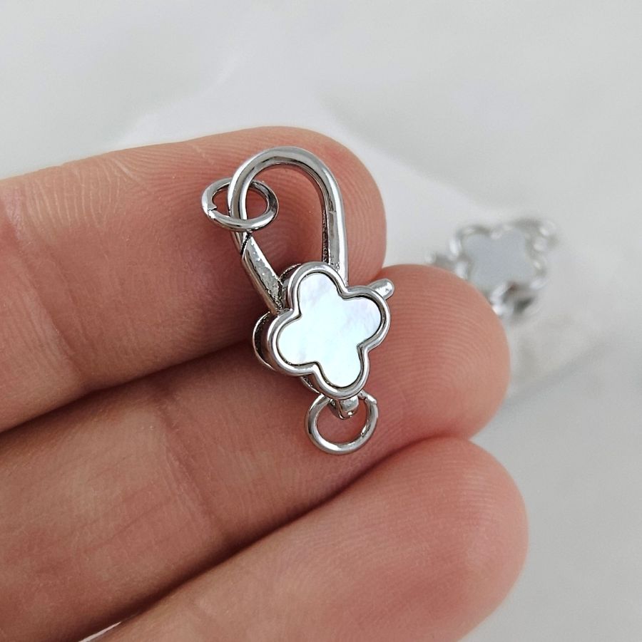 Замок карабин Клевер 18х10 мм с перламутром, родиевое покрытие (10110-Р) замок для украшений купить с доставкой по России | Интернет-магазин Viva Beads