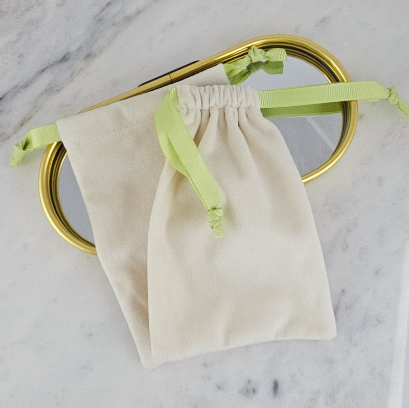 Мешочек бархатный для украшений ок. 10х14 см, цвет молочный (10250-МОЛ) для бижутерии купить с доставкой по России | Интернет-магазин Viva Beads