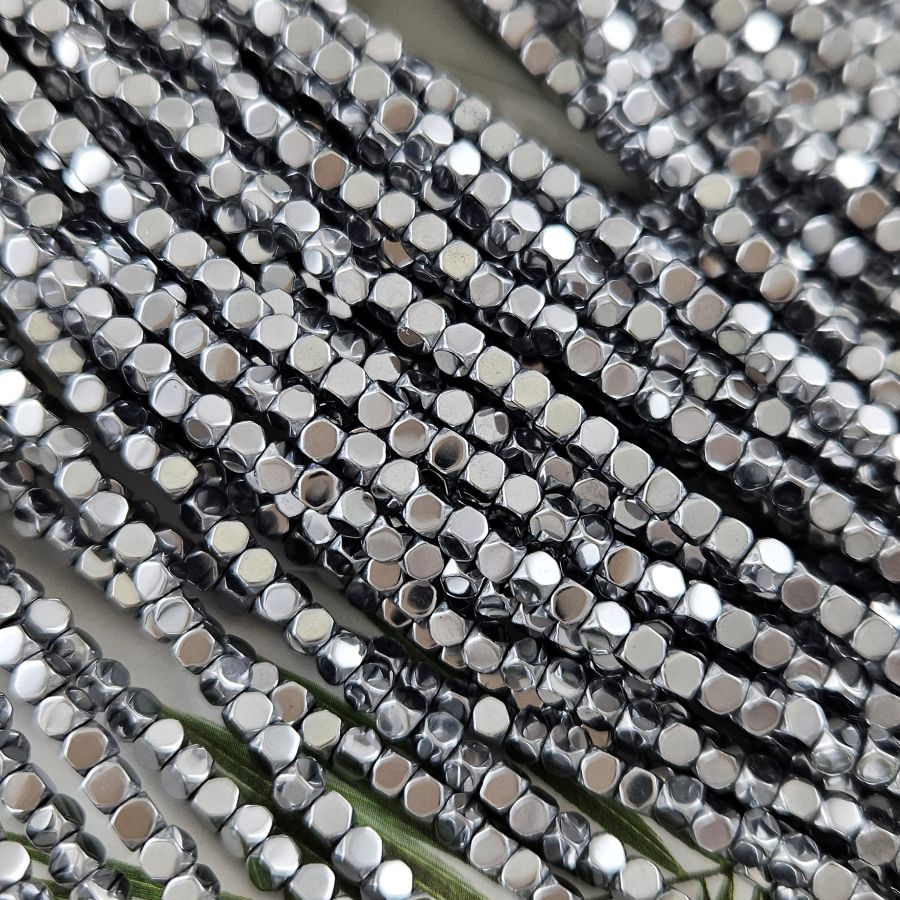 Нить 40 см Гематит, гематин 2.8 мм граненый куб цвет платина (6999-3-П) купить в Воронеже | Заказать в интернет-магазине Viva Beads
