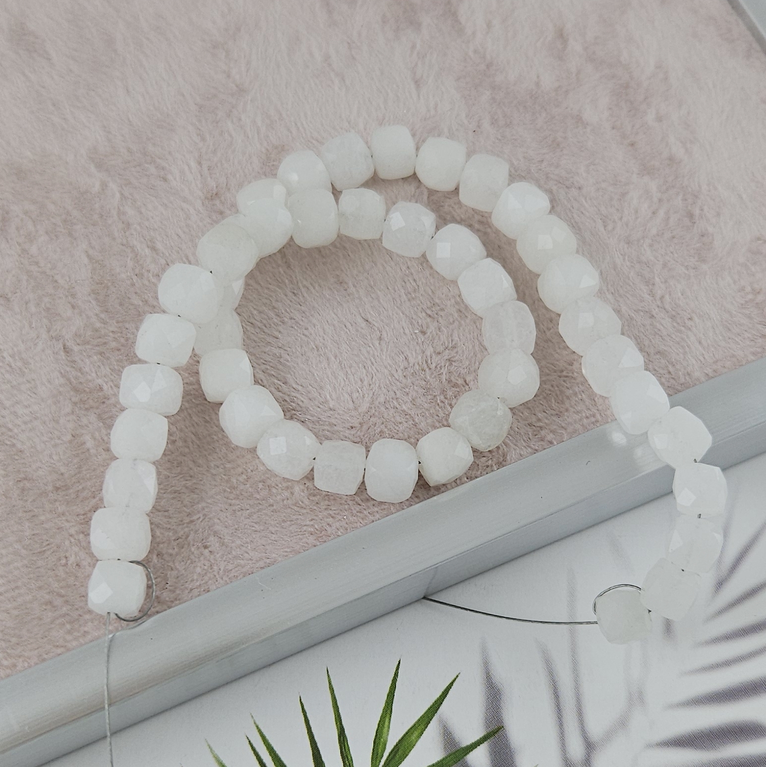 УЦЕНКА Нить Жадеит бусина граненый куб ок. 6.5-7 мм белый (9069-БЕЛ-УЦ) купить в Воронеже | Заказать в интернет-магазине Viva Beads
