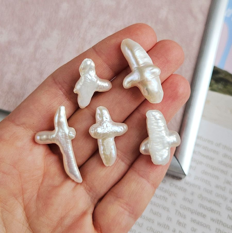 УЦЕНКА 1 шт. Жемчуг речной барокко 16-30х14-20 мм, форма крест (6770-УЦ)