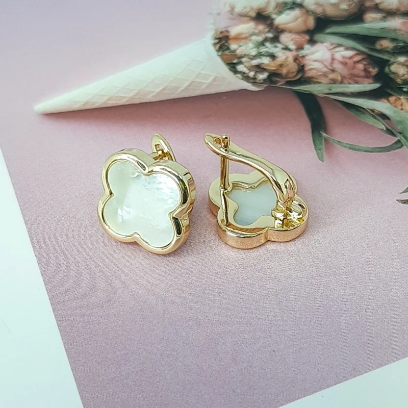 УЦЕНКА Швензы Клевер с перламутром 16х16 мм позолота (5317-З-УЦ)