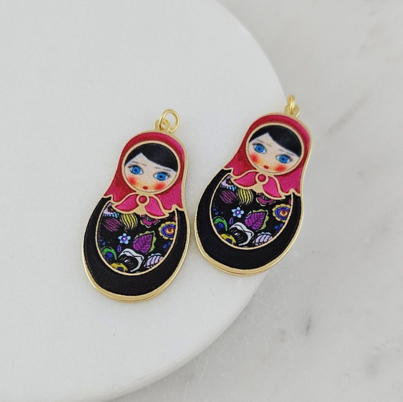 Подвеска Матрешка 38х20 мм с цветной печатью, позолота 14К (10135-З) купить с доставкой по России | Интернет-магазин Viva Beads