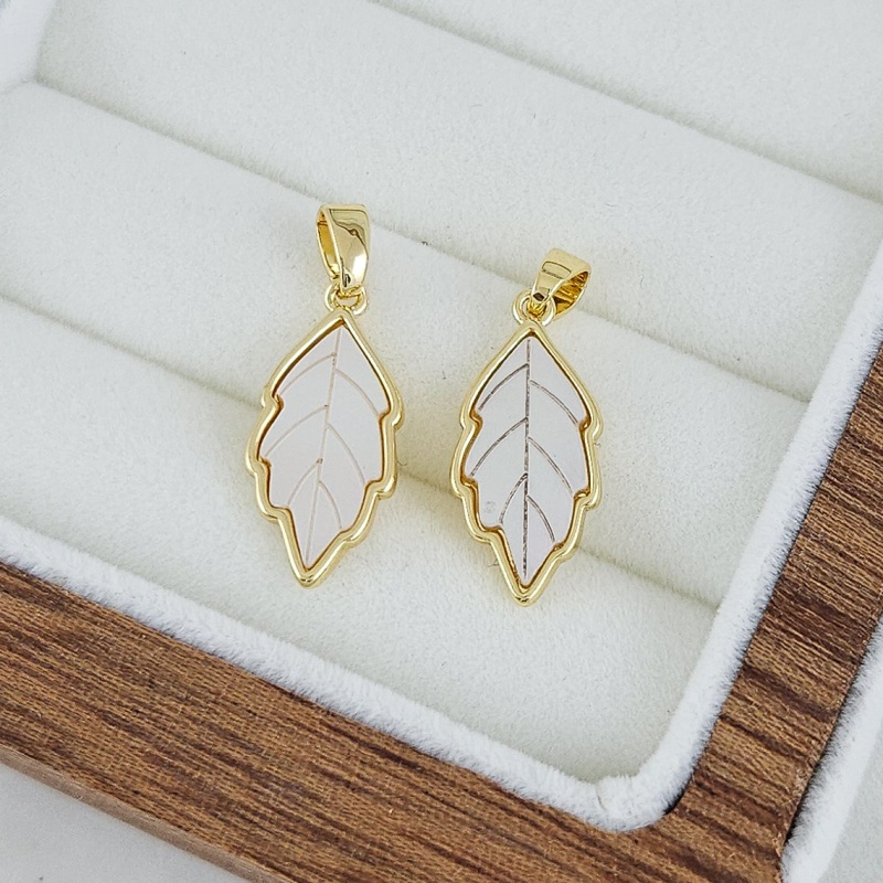 Подвеска кулон Лист 19x8.8х1.7 мм м перламутром, позолота 14К (10235-З) купить с доставкой по России | Интернет-магазин Viva Beads