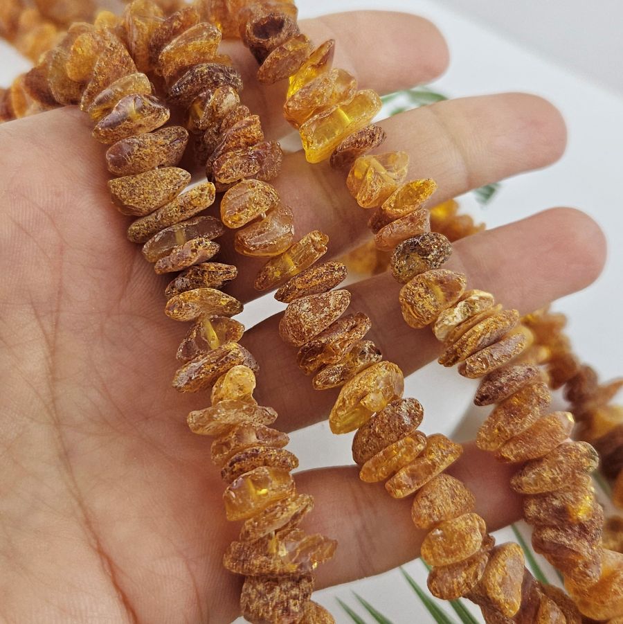 10 см Бусины из натурального нешлифованного янтаря чипсы 11-14х3-5 мм (10015) купить в Воронеже | Заказать в интернет-магазине Viva Beads
