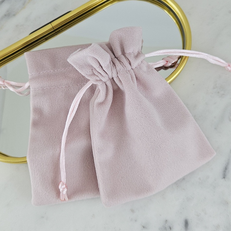 Мешочек бархатный для украшений ок. 9х12 см, цвет нежно-розовый (10249-РОЗ) для бижутерии купить с доставкой по России | Интернет-магазин Viva Beads