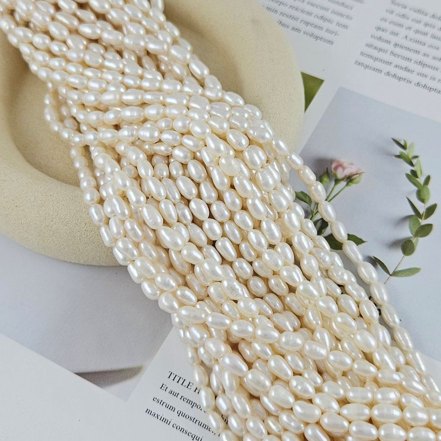 Нить 17 см Жемчуг натуральный рис толщиной 4-5 мм белый АА (9846) купить с доставкой по России | Интернет-магазин Viva Beads
