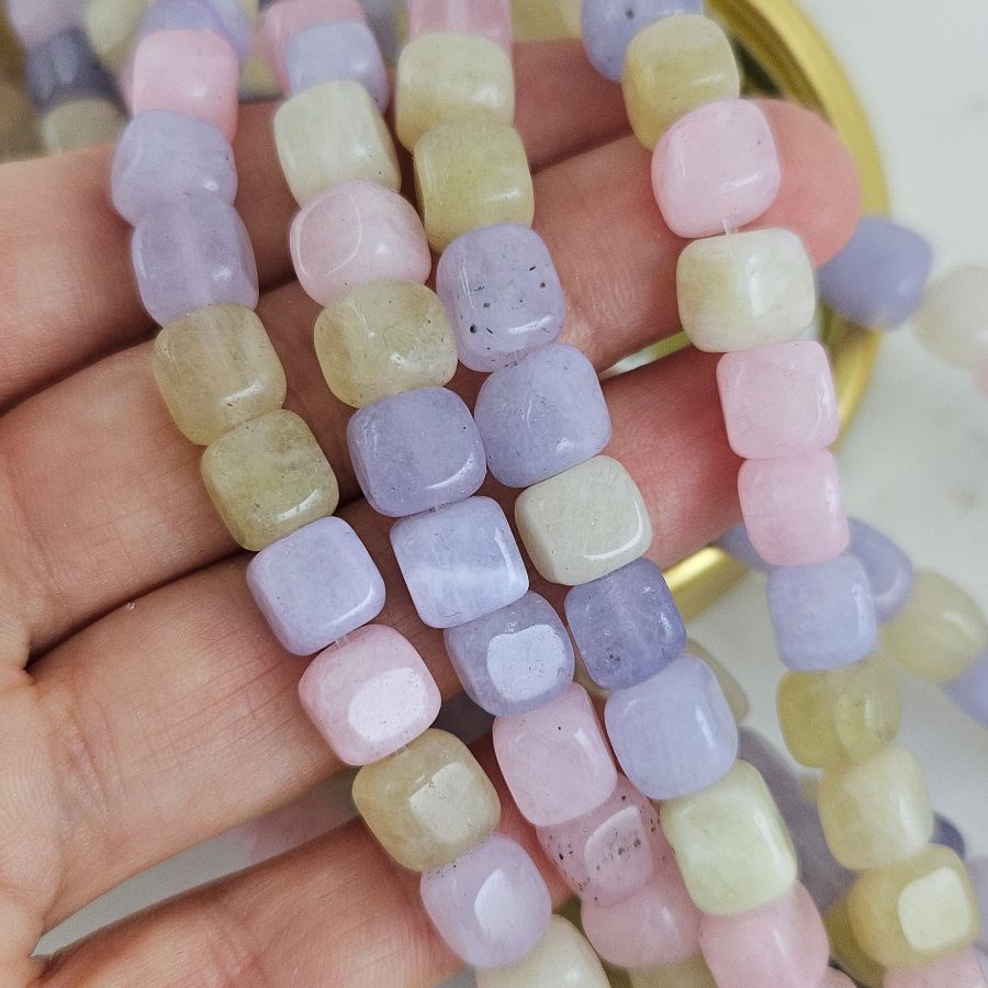 Нить 18 см Жадеит натуральный тонированный ок. 7-7.5 мм бусины формы куб, микс (10259-МИКС) для бижутерии купить с доставкой по России | Интернет‑магазин Viva Beads
