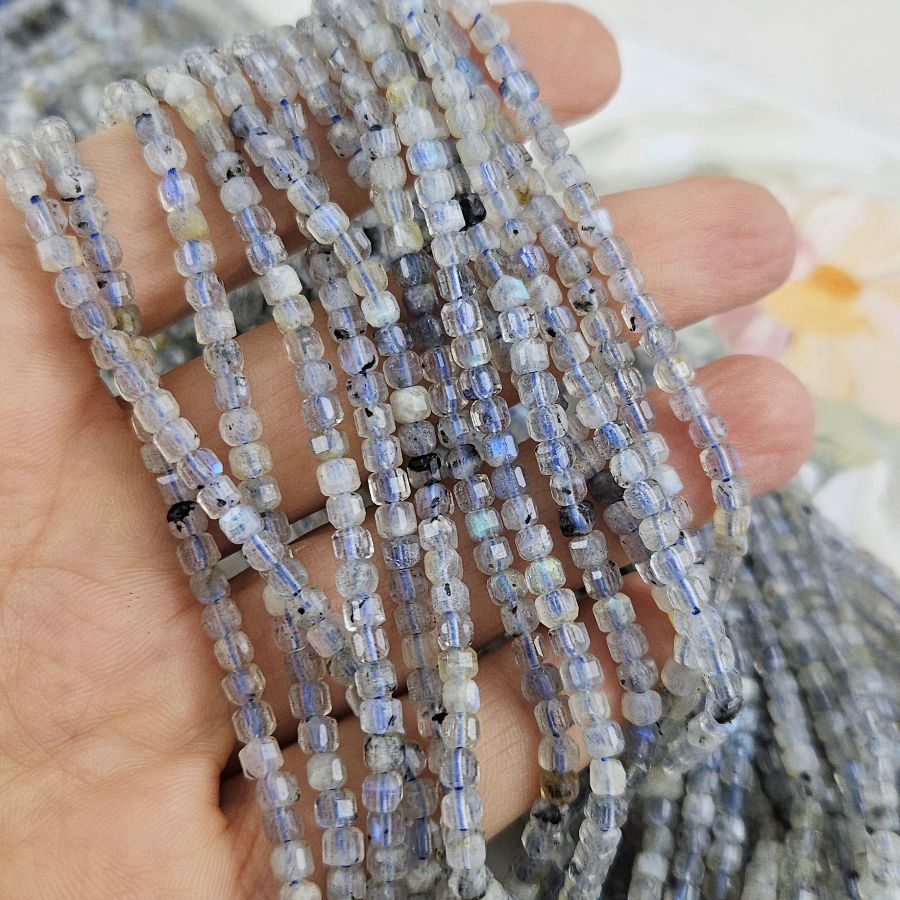 Нить 38 см Лабрадорит натуральный ок. 3 мм бусины граненый куб (10154) для бижутерии купить с доставкой по России | Интернет‑магазин Viva Beads
