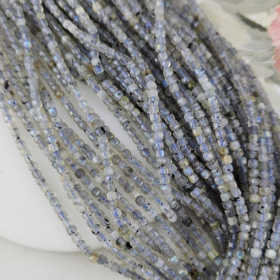 Нить 38 см Лабрадорит натуральный ок. 3 мм бусины граненый куб (10154) для бижутерии купить с доставкой по России | Интернет‑магазин Viva Beads
