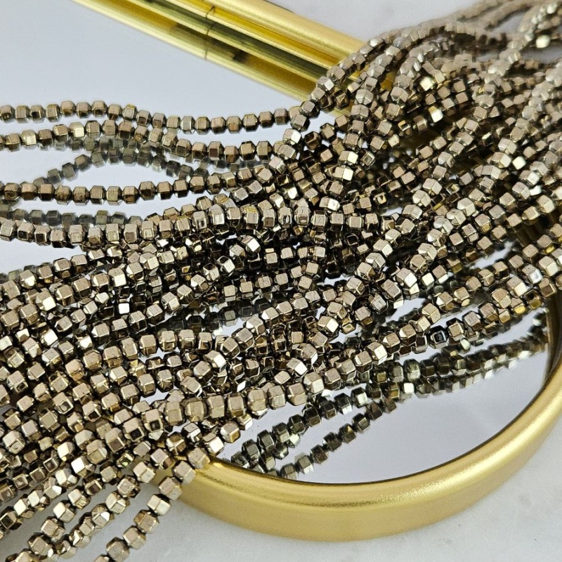 Нить 39 см Гематит, гематин 3 мм многогранник, цвет латуни (7626-ЛАТ) для бижутерии купить с доставкой по России | Интернет‑магазин Viva Beads
