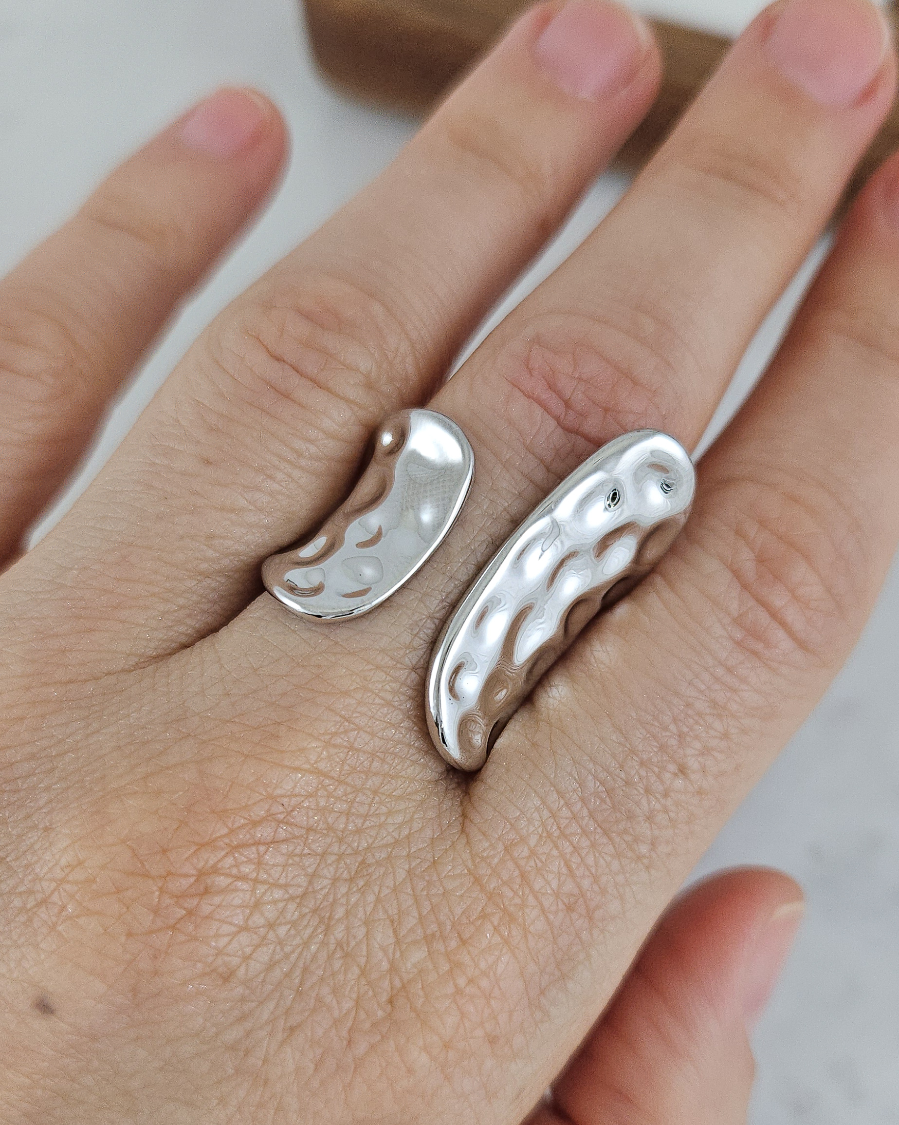 Кольцо Объемное с эффектом мятого металла свободного размера с родиевым покрытием (10236-Р) купить с доставкой по России | Интернет-магазин Viva Beads