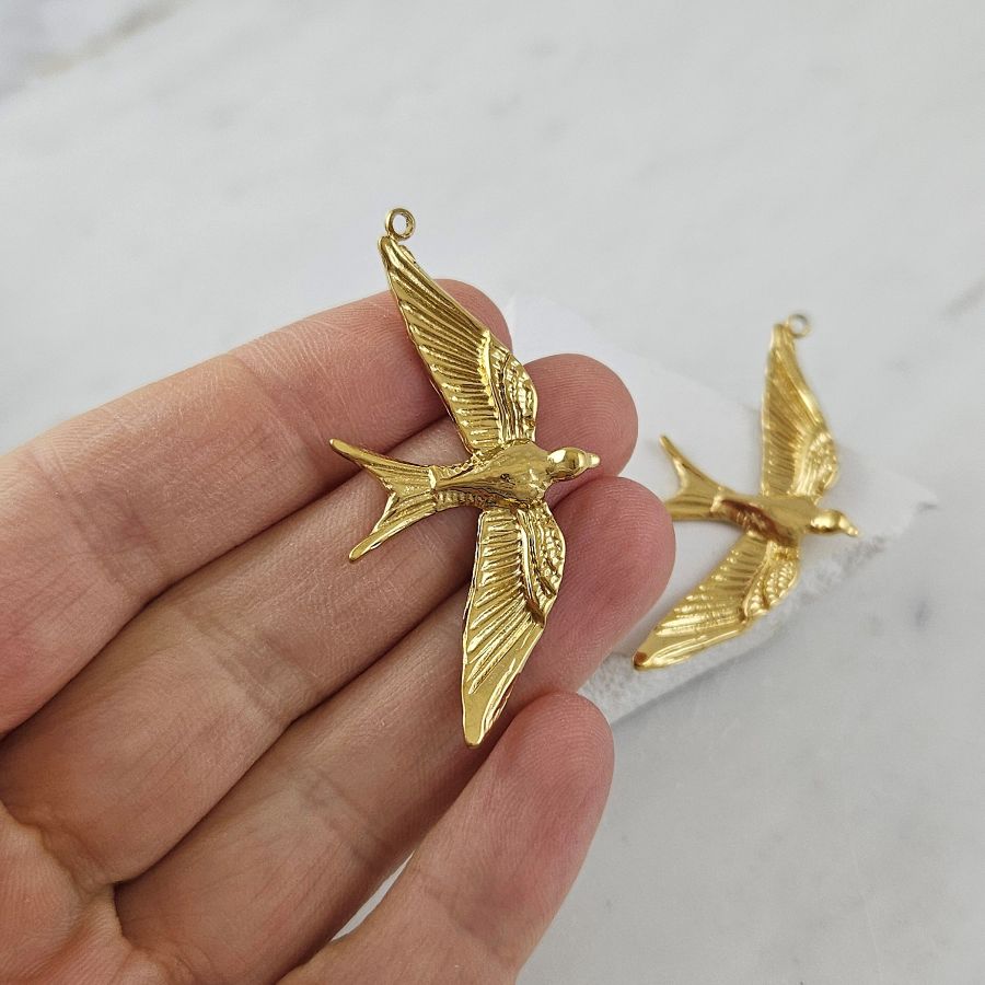 Подвеска кулон Ласточка 48.5х23 мм, нержавеющая сталь, позолота 18К (9884-З) купить с доставкой по России | Интернет-магазин Viva Beads