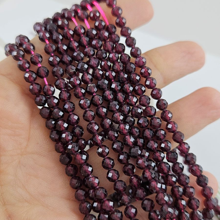 Нить 19 см Гранат натуральный ок. 4.2 мм, граненые бусины (6102-4) купить в Воронеже | Заказать в интернет-магазине Viva Beads
