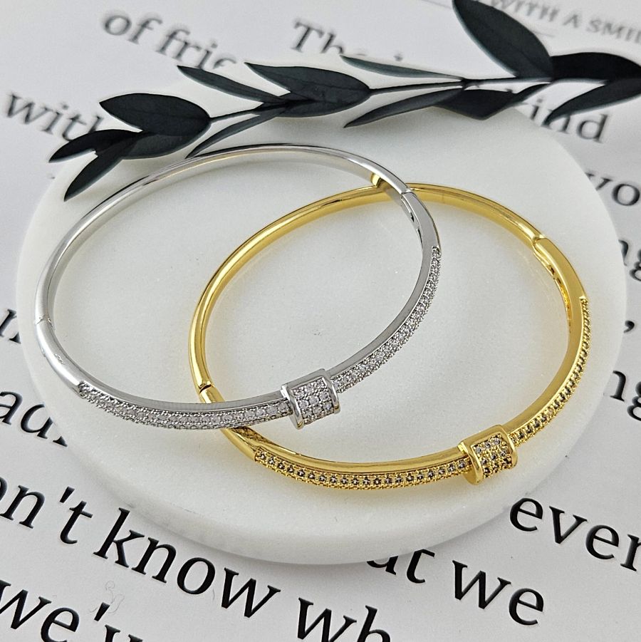 Браслет жесткий 65х55х4 мм с фианитами, родиевое покрытие (10037-Р) купить с доставкой по России | Интернет-магазин Viva Beads