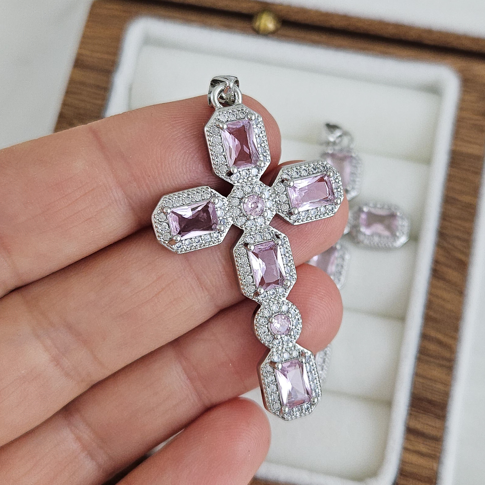 Подвеска Крест с фианитами 45.7х26.2 мм родиевое покрытие, светло-розовый (9507-СРОЗР) купить с доставкой по России | Интернет-магазин Viva Beads