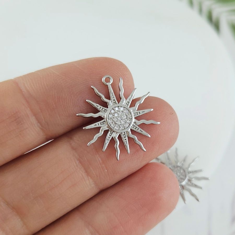 Подвеска Солнце 18.3x17.8 мм с фианитами и родиевым покрытием (4441-Р) купить с доставкой по России | Интернет-магазин Viva Beads