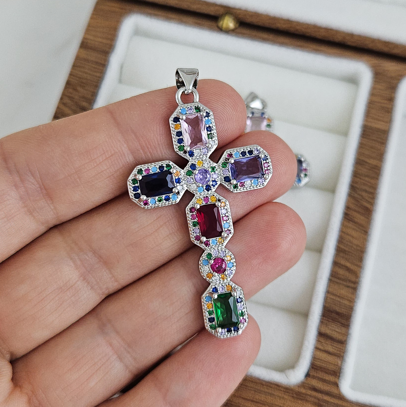 Подвеска Крест с фианитами 42.5х24.7 мм, микс цветов, родиевое покрытие (9507-МИКСР) купить с доставкой по России | Интернет-магазин Viva Beads