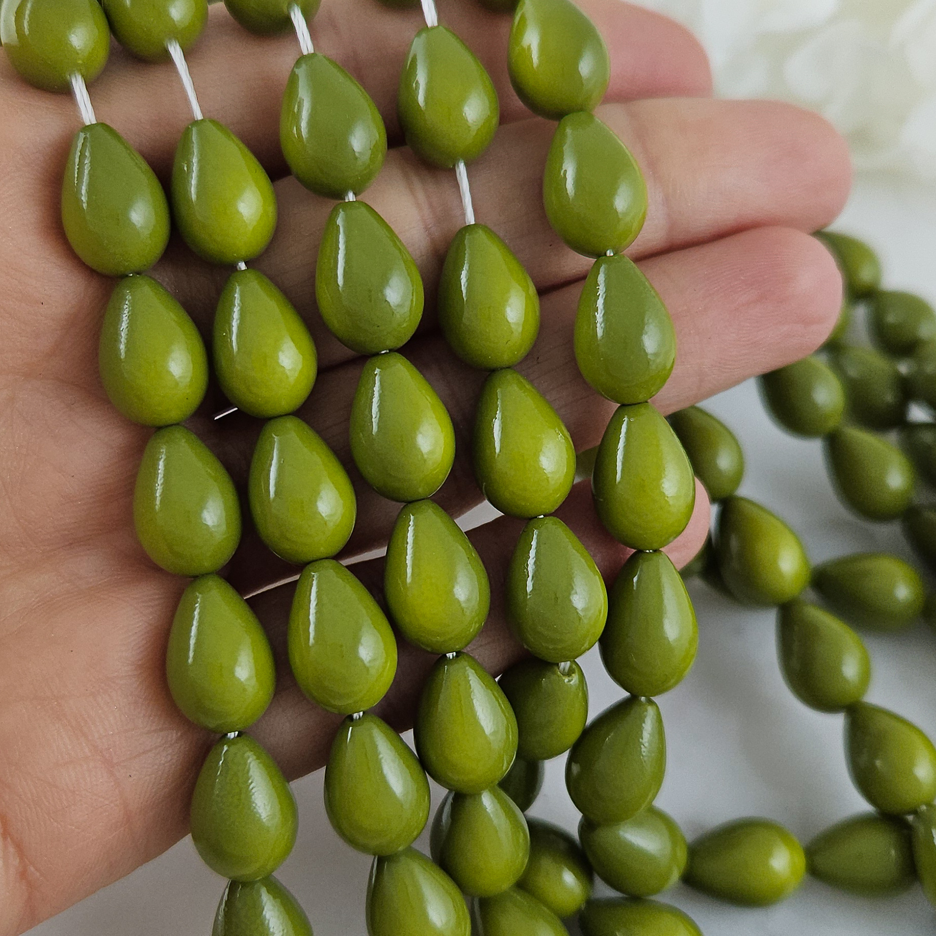 Нить 40 см Жемчуг майорка ок. 9х13 мм бусина гладкая капля, ярко-оливковый (9742-ЯОЛИВ) купить с доставкой по России | Интернет-магазин Viva Beads