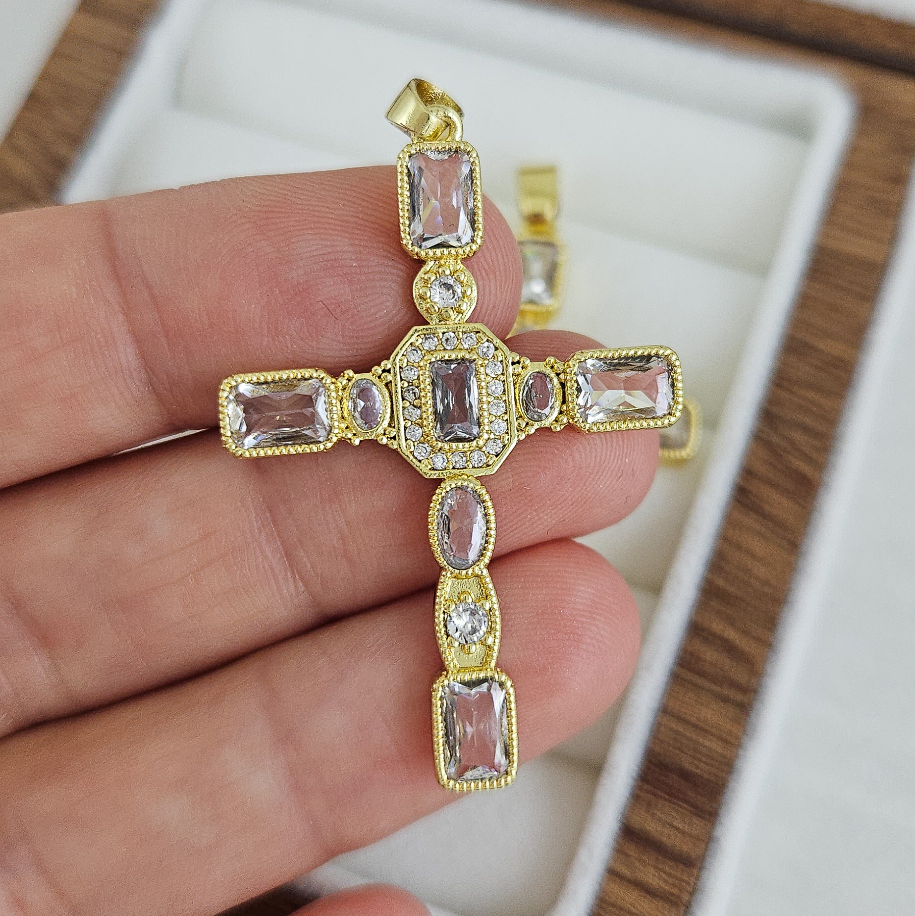 Подвеска Крест с фианитами 40.8x27.4 мм позолота 14К (10247-БЗ) купить с доставкой по России | Интернет-магазин Viva Beads