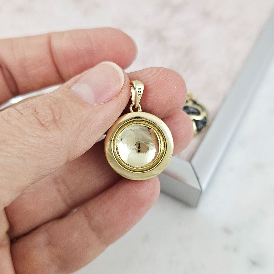 Подвеска круглая объемная 20.5х18.2 мм с черной эмалью, позолота 14К (10187-З) купить с доставкой по России | Интернет-магазин Viva Beads