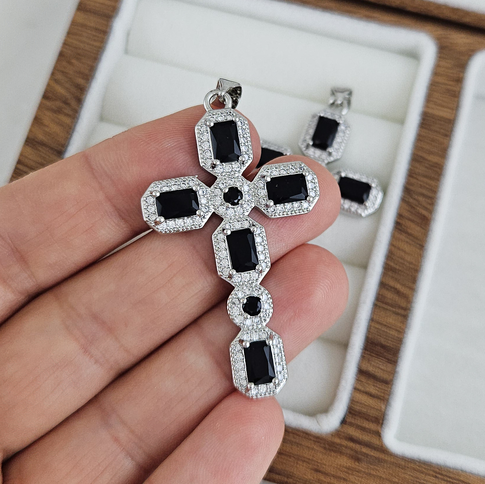 Подвеска Крест с фианитами 45.7х26.2 мм родиевое покрытие, черный (9507-ЧР) купить с доставкой по России | Интернет-магазин Viva Beads