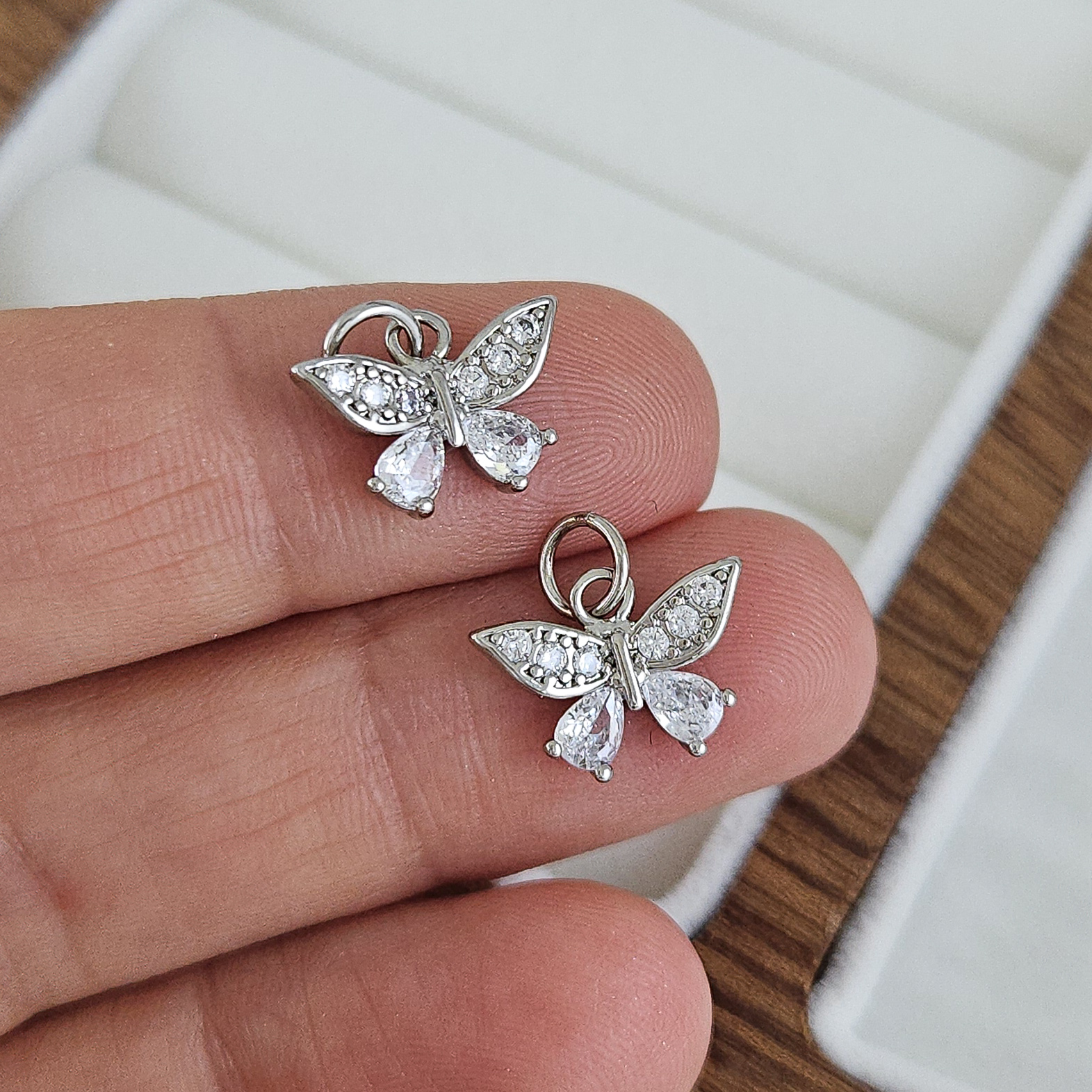 Подвеска Бабочка 9.6х13 мм с фианитами, родиевое покрытие (10230-Р) купить с доставкой по России | Интернет-магазин Viva Beads