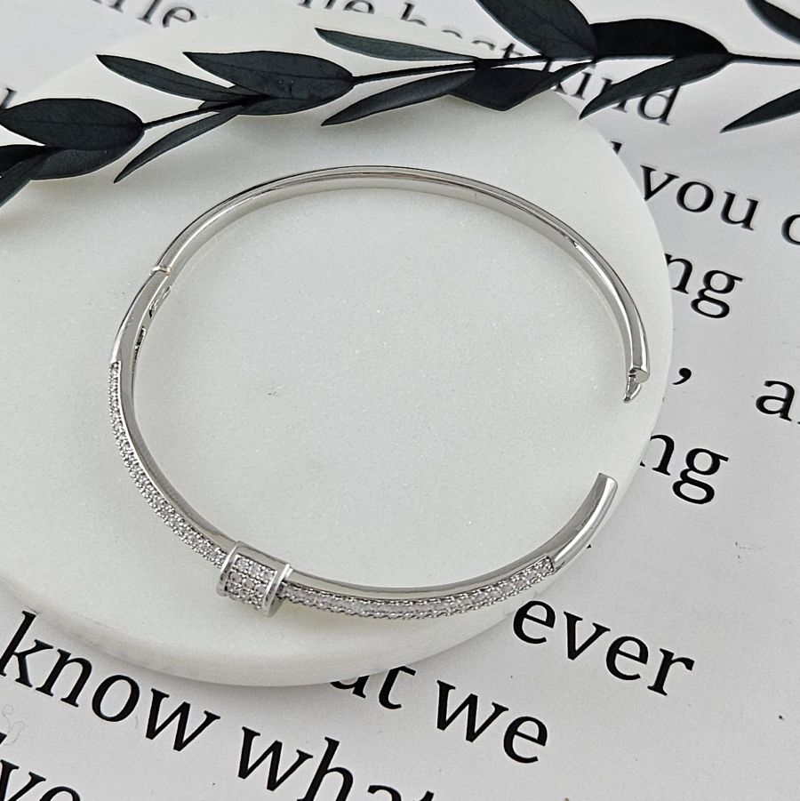 Браслет жесткий 65х55х4 мм с фианитами, родиевое покрытие (10037-Р) купить с доставкой по России | Интернет-магазин Viva Beads