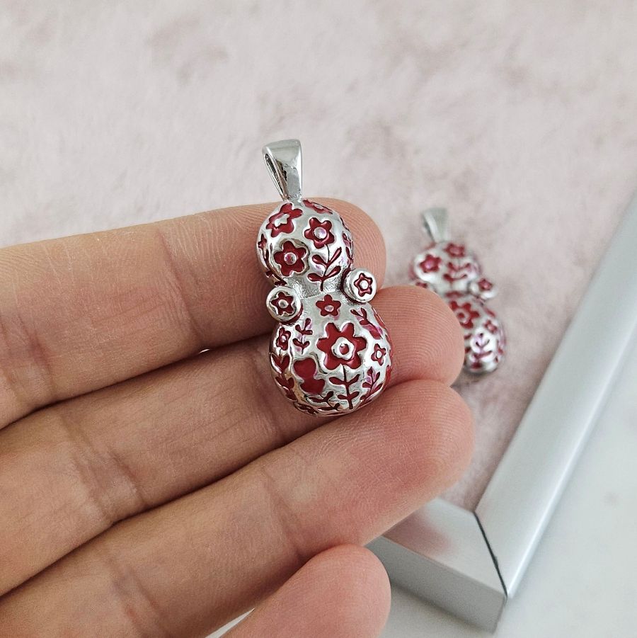 Подвеска Матрешка 30x13.6х10.5 мм с эмалью, родиевое покрытие (10175-Р) купить с доставкой по России | Интернет-магазин Viva Beads