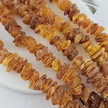 10 см Бусины из натурального нешлифованного янтаря чипсы 11-14х3-5 мм (10015) для бижутерии купить с доставкой по России | Интернет‑магазин Viva Beads