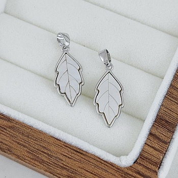 Подвеска кулон Лист 19x8.8х1.7 мм м перламутром, родиевое покрытие (10235-Р) купить с доставкой по России | Интернет-магазин Viva Beads