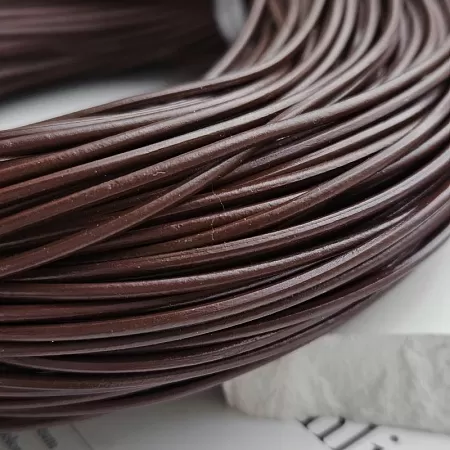 1 м Шнур кожаный 1.8-1.9 мм темно-коричневый (746-ТКОР) купить в Воронеже | Заказать в интернет-магазине Viva Beads

